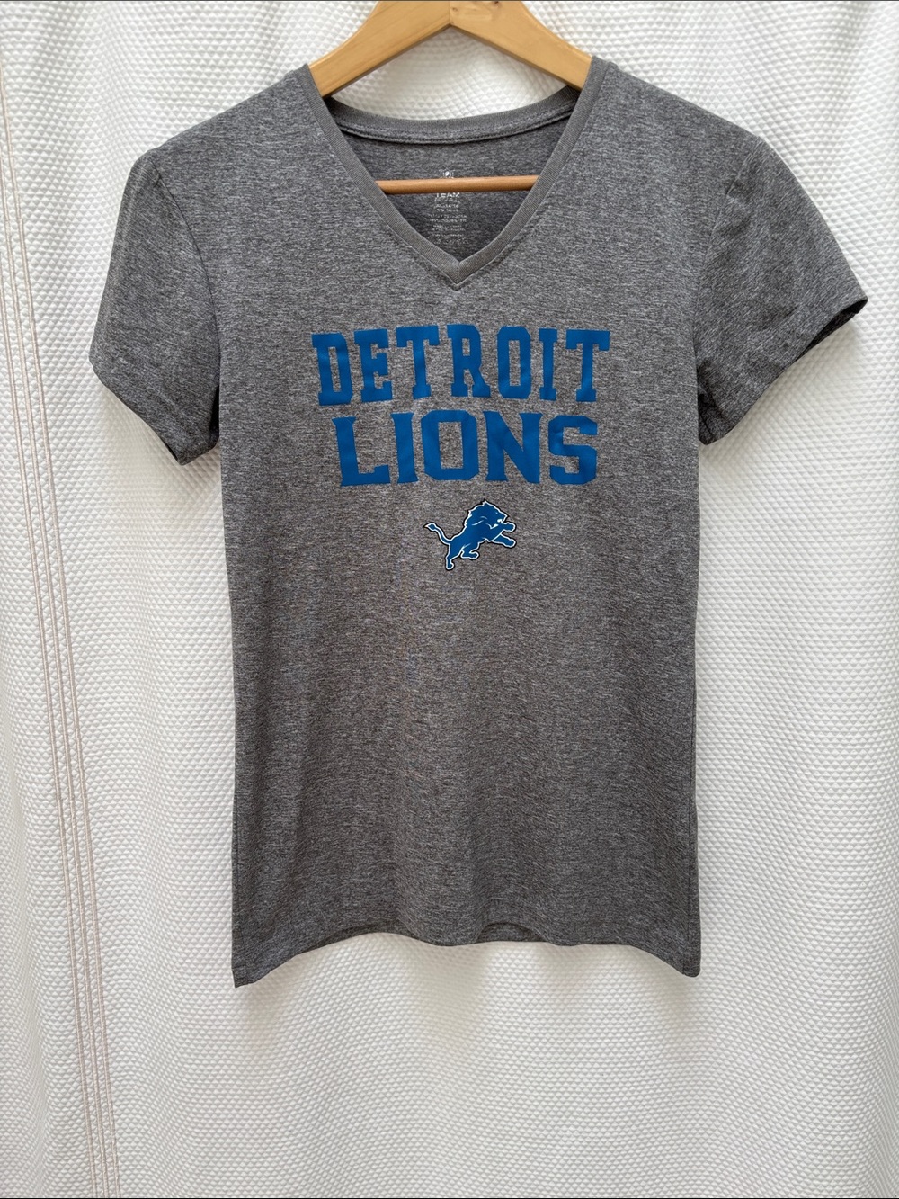 Detroit Lions Girls' Gray V-Neck Tee